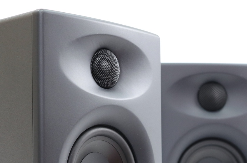 AuraSonics KN series_gril_lo.jpg